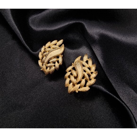 Vintage 1960s Crown Trifari Gold-Tone Clip-On Leaf Earrings - Picture 1 of 5